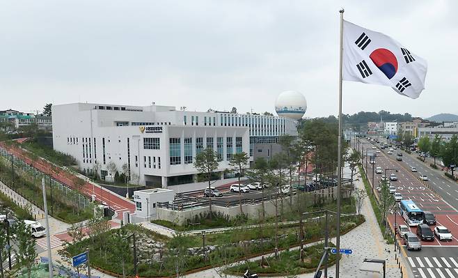 ▲ 3일 오전 수원팔달경찰서가 개서를 앞두고 막바지 공사를 하고 있다. 경찰서는 팔달구 지동 못골사거리 인근에 지하 1층~지상 3층 규모로, 오는 8월에 완공될 예정이다. /김철빈 기자 narodo@incheonilbo.com