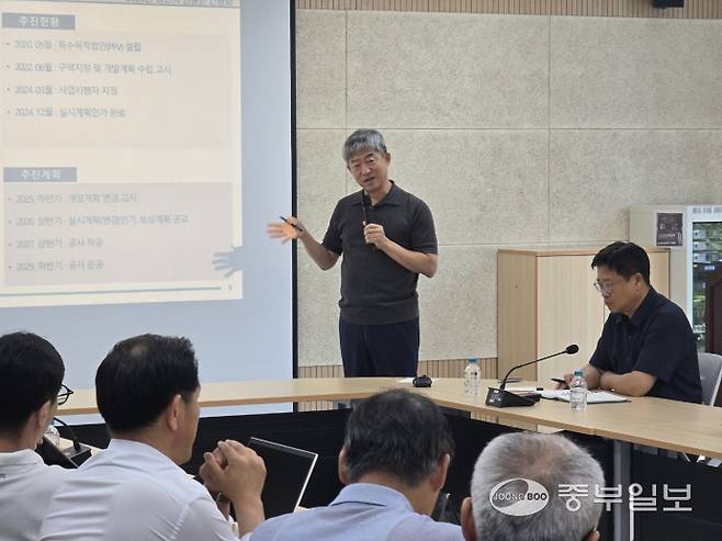 3일 김포도시공사 대회의실에서 이형록 사장이 주요 사업에 대해 추진사항을 설명하고 있다.사진=박영재기자