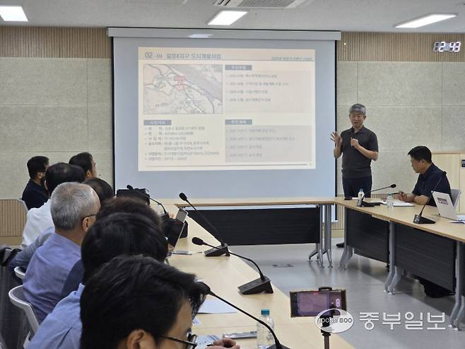 3일 김포도시관리공사에서 열린 언론간담회에서 이형록 사장이 주요 사업에 대해 설명을 하고 있다. 사진=박영재기자