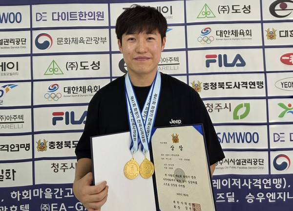 3일 충북 청주종합사격장에서 열린 제41회 회장기 전국사격대회 남자 일반부 스탠다드권총에서 정상에 오르면 2관왕에 등극한 조영재(경기도청)가 금메달을 걸고 기념사진을 촬영하고 있다. 경기도청 제공