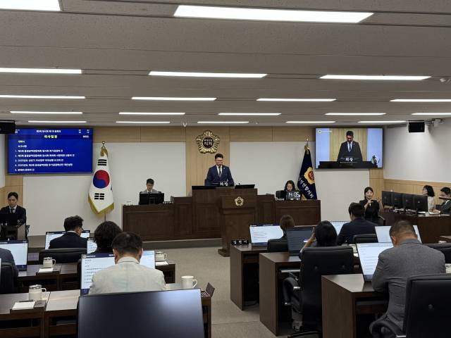 충청광역연합의회는 2일 제5회 임시회를 열고 2025년도 제2회 충청광역연합 추가경정예산안 등을 포함한 주요 안건에 대한 본격적인 심의에 착수했다. 충청광역연합의회 제공