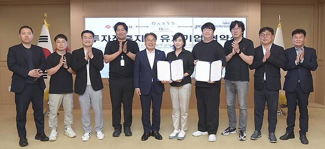 강기정 광주시장이 3일 오전 시청 비즈니스룸에서 ㈜오아시스스튜디오, ㈜루이웍스미디어와 투자진흥지구 유치기업 업무협약을 체결한 뒤 기념촬영을 하고 있다.<광주시 제공>