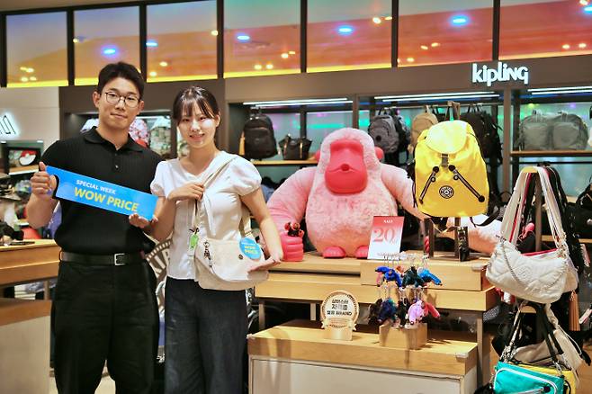 광주신세계 "'와우 프라이스' 제품을 찾아라"광주신세계가 4일부터 10일까지 패션과 잡화 등 다양한 브랜드에서 특가상품을 최대 할인가에 판매하는 '와우 프라이스(WOW PRICE)' 행사를 진행한다.3주에 걸쳐 진행되는 행사는 매주 각 브랜드에서 특가상품을 구성해 고객에게 선보인다. 특히 본관과 플레이스팟 본 매장에서는 와우 프라이스 존을 구성해 인기 있는 특가상품을 할인 혜택가에 판매할 예정이다.사진은 직원들이 플레이스팟 키플링 매장에서 한정수량으로 특별한 가격에 만나볼 수 있는 와우 프라이스 제품인 크로스백(4만9천원)을 선보이고 있다./광주신세계 제공