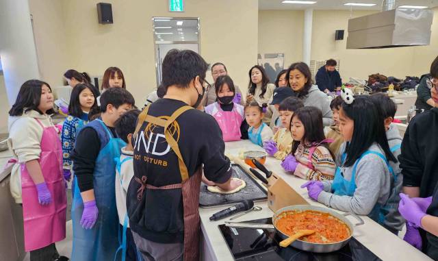 농촌테마공원 내 쿠킹스튜디오 프로그램을 진행하고 있다.