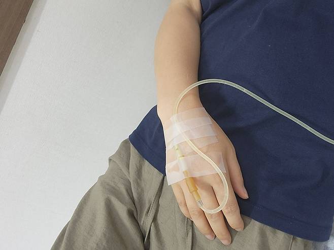 대상포진 치료를 위해 링거를 맞고 있는 시민기자.