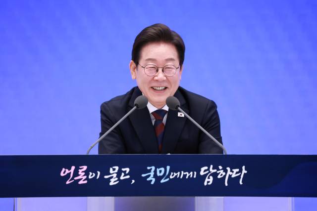 이재명 대통령이 3일 청와대 영빈관에서 '대통령의 30일, 언론이 묻고 국민에게 답하다' 기자회견에서 미소짓고 있다. 연합뉴스