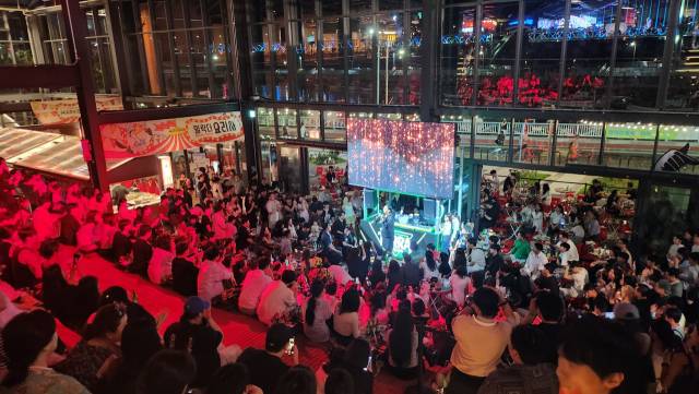 부산 광안리 핫플레이스 ‘밀락더마켓’이 지난 1일 새 단장을 마치고 마켓나이트를 오픈했다. 밀락더마켓 제공