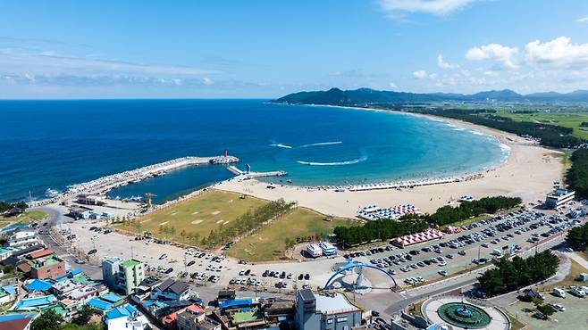 영덕 고래불해수욕장은 백사장 길이가 8㎞에 이르고 수심이 얕아 물놀이를 즐기기에 적합하다. 영덕군 제공