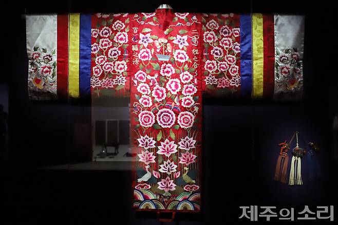 단국대학교 석주선기념박물관이 소장 중인 창덕궁 활옷 재현품. 홍장삼(紅長衫)이라고도 불린 활옷은 왕실과 민간에서 모두 혼례복으로 입었다. 이 옷은 1950년대까지 창덕궁에 전해져 온 궁중 예복을 다시 만든 것으로 재현을 맡은 한복 연구자는 바로 석주명의 동생 석주선이다. 석주선이 만든 활옷 가운데에는 오빠가 연구했던 나비가 수놓아져 있다. ⓒ제주의소리