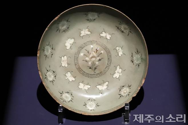 고려 14세기 청자 상감 모란.국화.나비무늬 접시. 국립중앙박물관 소장. ⓒ제주의소리