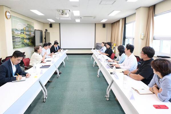 제주테크노파크가 제주도 반려동물산업협회 임원 기업들과 간담회를 갖고 있다.