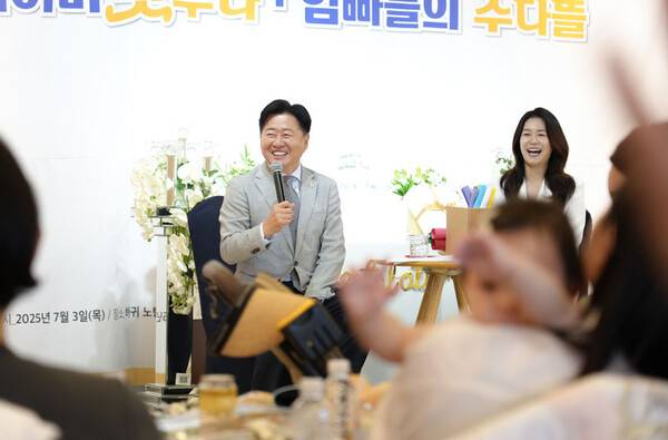 오영훈 제주도지사가 3일 부모들과 토크콘서트를 하고 있다. ⓒ헤드라인제주