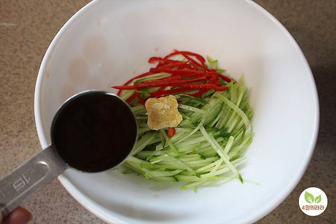 오이에 양념을 더한 모습