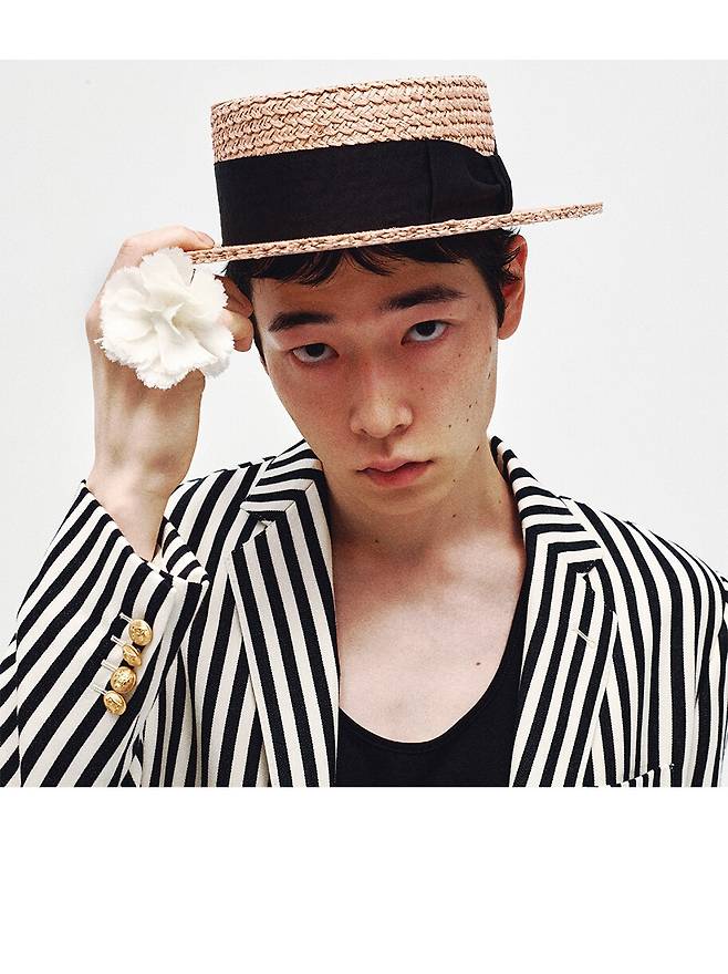 리본 장식 보터 해트 120만원·꽃 브로치 가격미정·스트라이프 재킷 가격미정 모두셀린느, 슬리브리스 톱 9만8000원 렉토 제품.