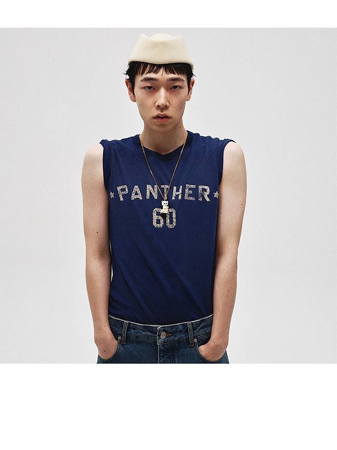 크림색 필박스 해트 86만원·고양이 펜던트 네크리스 92만원 모두 발렌티노 가라바니, 빈티지한 레터링티셔츠 110만원·데님 팬츠 270만원 모두 발렌티노 제품.