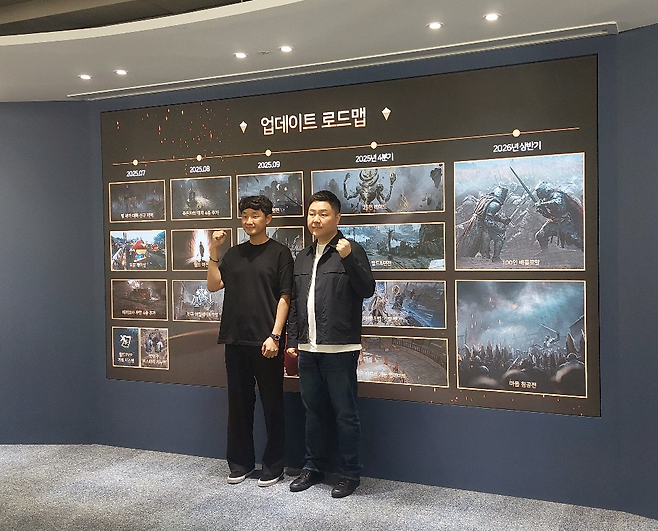 스마일게이트 한재영 이사(왼쪽)와 엔엑스쓰리게임즈 김효재 PD.