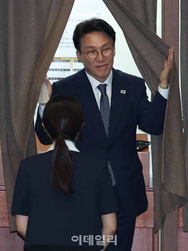 [이데일리 노진환 기자] 김민석 국무총리 후보자가 3일 오후 서울 여의도 국회에서 열린 제426회국회(임시회) 제4차 본회의에서 국무총리 임명동의안 기표를 마친 후 이동하고 있다.