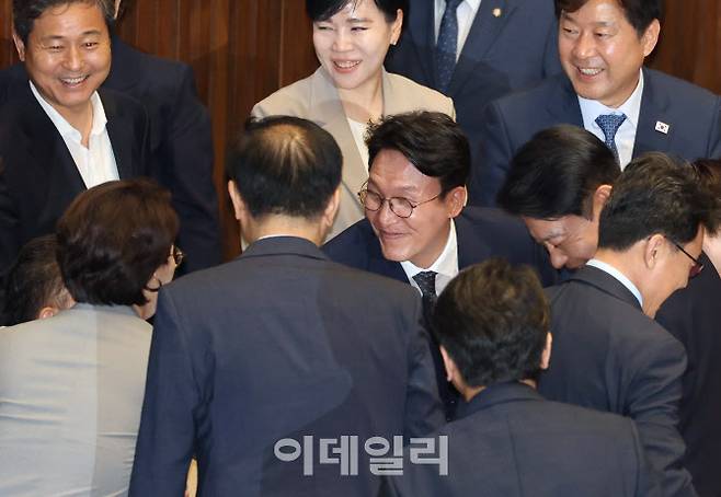 [이데일리 노진환 기자] 김민석 국무총리 후보자가 3일 오후 서울 여의도 국회에서 열린 제426회국회(임시회) 제4차 본회의에서 임명동의안 통과 후 미소를 동료 의원들과 인사하고 있다.