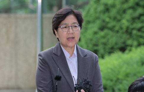 정은경 보건복지부 장관 후보자가 30일 서울 중구 남대문로에 마련된 인사청문회 준비 사무실로 출근하며 취재진 질문에 답하고 있다. (사진=연합뉴스)