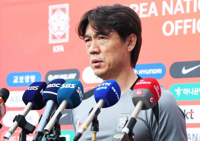 2025년 동아시아축구연맹(EAFF) E-1 챔피언십(동아시안컵)을 앞둔 축구 국가대표팀 홍명보 감독이 3일 경기도 성남시 중원구 성남종합운동장에서 훈련 시작 전 취재진 질문에 답하고 있다. 사진=연합뉴스