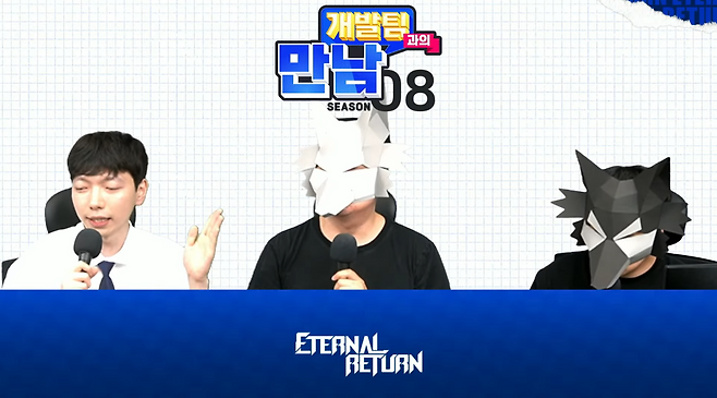 - 이제는 트레이드 마크가 된 가면