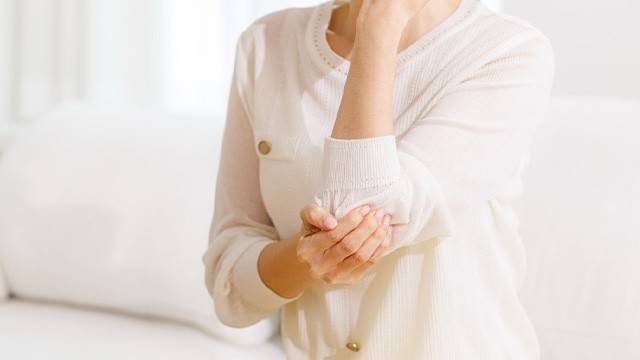 목 디스크는 물건을 자주 떨어뜨리는 것 외에도 다양한 신호를 보낸다|출처: 클립아트코리아