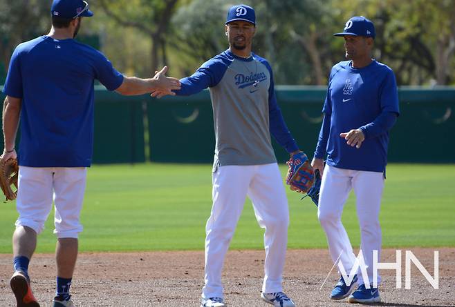 (디노 에벨 LA 다저스 3루 코치(왼쪽)가 연습 후 선수들을 격려하고 있다)