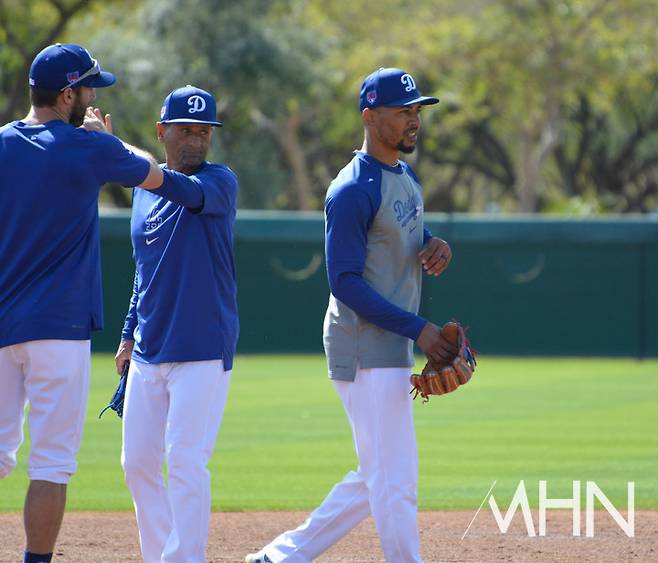 (에벨 코치(중앙)가 수비훈련을 끝낸 뒤 선수들과 하이 파이브를 하고 있다)