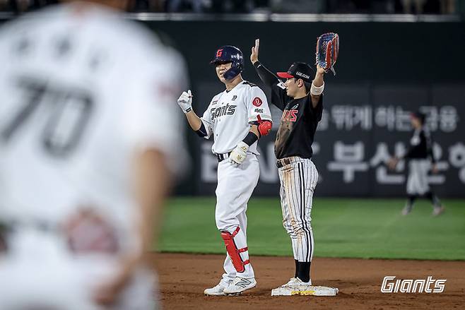 지난 2일 경기 적시타를 기록한 뒤 덕아웃과 세리머니를 주고 받는 롯데 김민성.&nbsp;