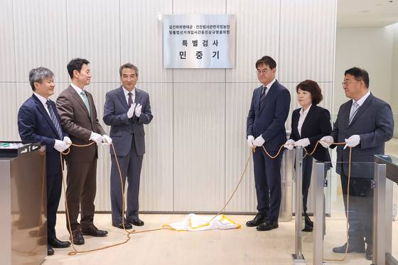 김건희 특검팀이 오늘(3일) 서울 삼부토건 본사를 전격 압수수색했다. 사진은 어제 오전 현판식을 열고 정식 출범한 김건희 특검팀. 왼쪽부터 문홍주 특검보, 박상진 특검보, 민중기 특검, 김형근 특검보, 오정희 특검보, 홍지항 지원단장.〈사진=연합뉴스〉
