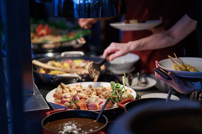 혈액-혈관을 지키기 위해 기본은 역시 음식 조심이다. 식사 때 지방(고기 비계-내장 등), 탄수화물(빵-면)을 줄이고 칼로리가 높은 술을 절제해야 한다.  [사진=게티이미지뱅크]