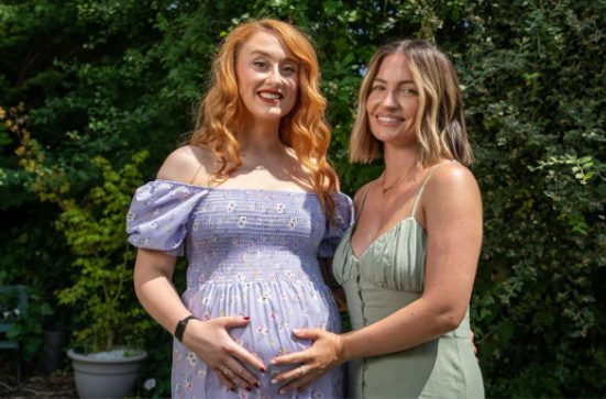 선천적으로 자궁 없이 태어난 친구를 위해 15년 지기 친구가 대리모를 자처해 임신을 하고 10월 출산을 앞두고 있다는 사연이 전해졌다. 왼쪽이 대리모 된 친구 데이지, 오른쪽이 조산사이자 자궁없는 희귀질환 앓는 조지아 [사진=SNS]