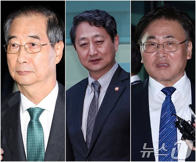 한덕수 전 국무총리(왼쪽부터), 안덕근 산업통상자원부 장관, 유상임 과학기술정보통신부 장관이 2일 서울 서초구 서울고등검찰청에 마련된 내란특검 사무실에서 조사를 받은 후 귀가하고 있다. 2025.7.3/뉴스1 ⓒ News1 김성진 기자