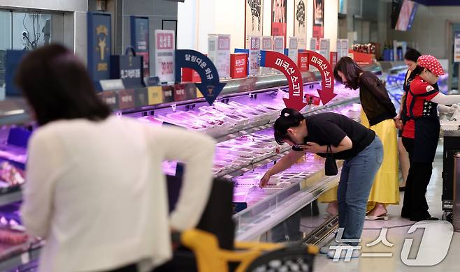 서울 시내 한 대형마트에서 장을 보는 시민들 모습. 2025.6.26/뉴스1 ⓒ News1 김성진 기자