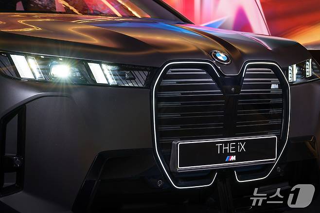 서울 중구의 BMW 차징 허브 라운지에 BMW 순수전기 준대형 스포츠유틸리티차(SUV) '뉴 iX'가 전시된 모습(BMW 코리아 제공). 2025.07.03.