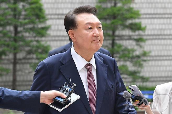 윤석열 전 대통령이 3일 서울 서초구 서울중앙지방법원에서 열린 우두머리 혐의·직권남용 권리행사 방해 혐의 사건 9차 공판에 출석하고 있다. 2025.7.3/뉴스1 ⓒ News1 사진공동취재단
