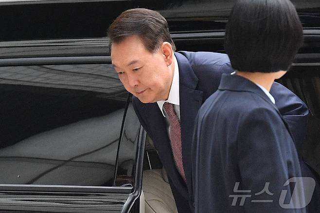윤석열 전 대통령이 3일 서울 서초구 서울중앙지방법원에서 열린 우두머리 혐의·직권남용 권리행사 방해 혐의 사건 9차 공판에 출석하고 있다. 2025.7.3/뉴스1 ⓒ News1 사진공동취재단