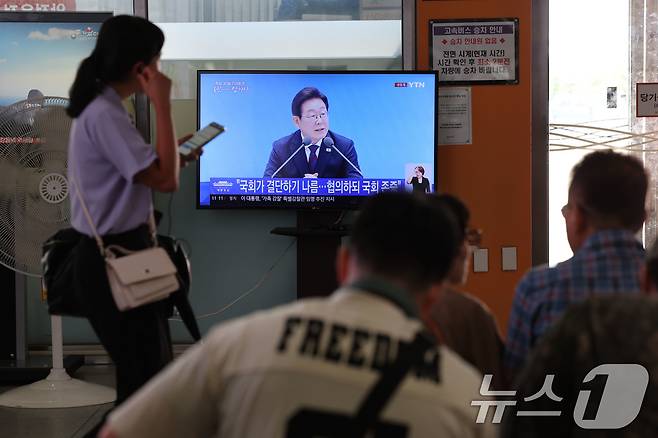 3일 오전 광주 서구 유스퀘어 광주종합버스터미널에서 시민들이 이재명 대통령의 기자회견 생중계를 시청하고 있다. 2025.7.3/뉴스1 ⓒ News1 박지현 기자