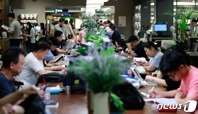 광복절 징검다리 연휴 기간인 14일 오후 서울 종로구 교보문고 광화문점을 찾은 시민들이 책을 읽으며 휴식을 취하고 있다. 2023.8.14/뉴스1 ⓒ News1 안은나 기자