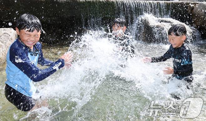 연일 한낮 최고기온이 30도를 넘기며 무더운 날씨가 이어지는 3일 충남 공주 동학사 계곡에서 아이들이 물놀이를 하며 더위를 식히고 있다. 2025.7.3/뉴스1 ⓒ News1 김기태 기자