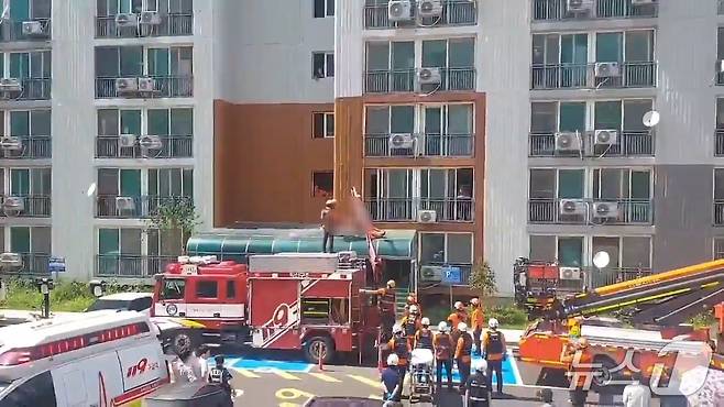 익산 아파트 추락사고 현장.(전북소방본부 제공. 재판매 및 DB금지)