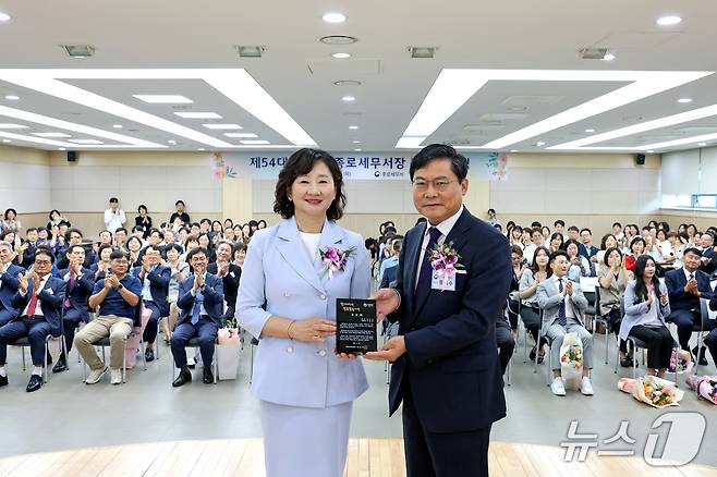 지난달 26일 열린 이승신 전 종로세무서장의 퇴임식에서 정재수 서울지방국세청장이 공로패 수여 후 기념촬영을 하고 있다(종로세무서 제공). 2025.7.3/뉴스1