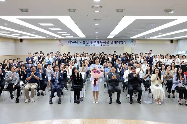 지난달 26일 열린 종로세무서에서 열린 퇴임식에서 이승신 전 서장이 직원들과 기념촬영을 하고 있다(종로세무서 제공). 2025.7.3/뉴스1