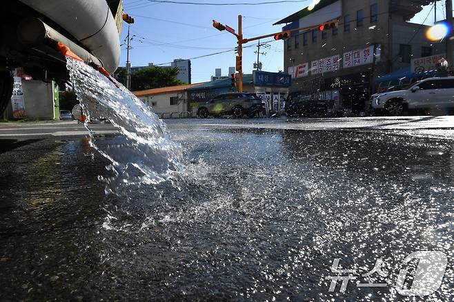 3일 오전 경북 포항시 전역에 폭염경보가 발령 중인 가운데 북구 포항국제전시컨벤션센터 공사 현장 앞 도로에서 살수차가 도로에 물을 뿌리고 있다. 2025.7.3/뉴스1 ⓒ News1 최창호 기자