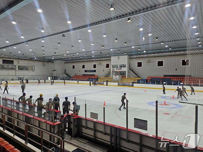 3일 낮 강원 춘천 송암동 의암빙상장에 군 장병, 시민들이 스케이트를 타고 있다.2025.7.3 한귀섭 기자