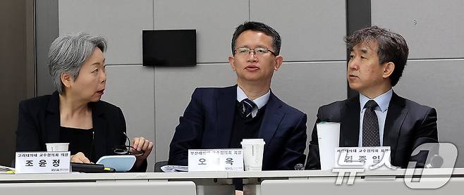 27일 서울 용산구 대한의사협회에서 열린 의학교육 파국 저지를 위한 공동 기자회견에 앞서 의대 교수들이 대화를 나누고 있다. 왼쪽부터 조윤정 전국의과대학교수협의회 회장(고려대의대 교수협의회 의장), 오세옥 부산대 의대 교수협의회 회장, 김종일 서울대의대 교수협의회 회장. 2024.5.27/뉴스1 ⓒ News1 박지혜 기자