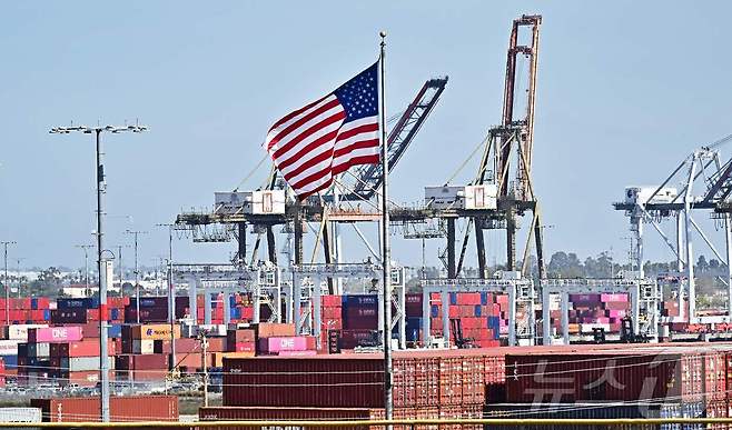 도널드 트럼프 미국 대통령이 멕시코, 캐나다에 대한 관세를 발효한다고 했던 지난 3월 4일(현지시간), 캘리포니아주 롱비치 항구에 컨테이너가 높이 쌓여 있다. ⓒ AFP=뉴스1 ⓒ News1 류정민 특파원