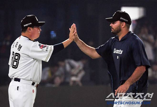 김태형 감독은 감보아 호투에 고마운 마음을 전했다.