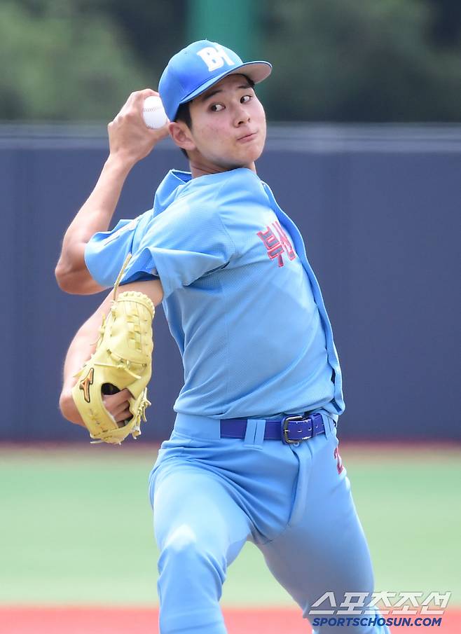 힘차게 투구하는 부산고 하현승.