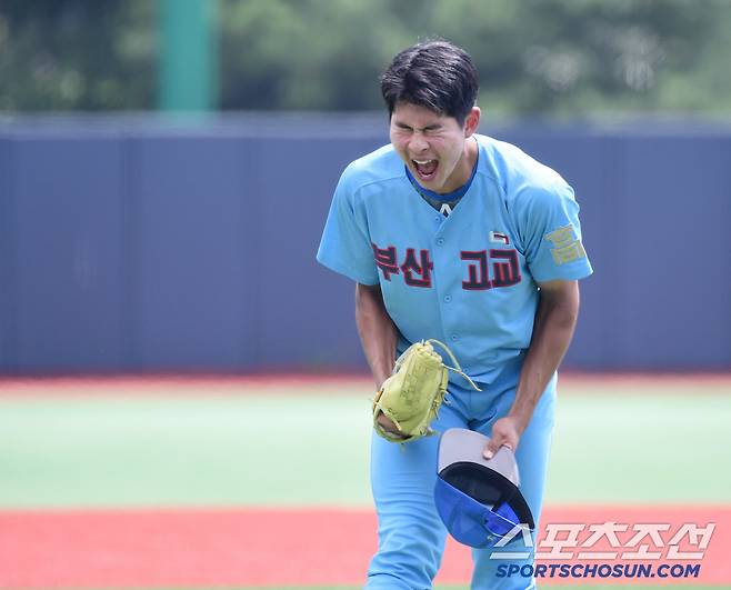 부산고가 세광고에 4대 3으로 승리했다. 승리가 확정되자 포효하는 하현승.